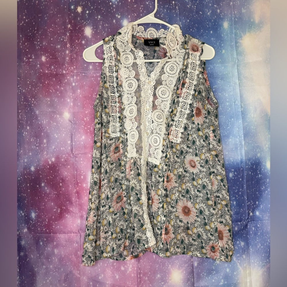 Vici sheer floral blouse 🛍